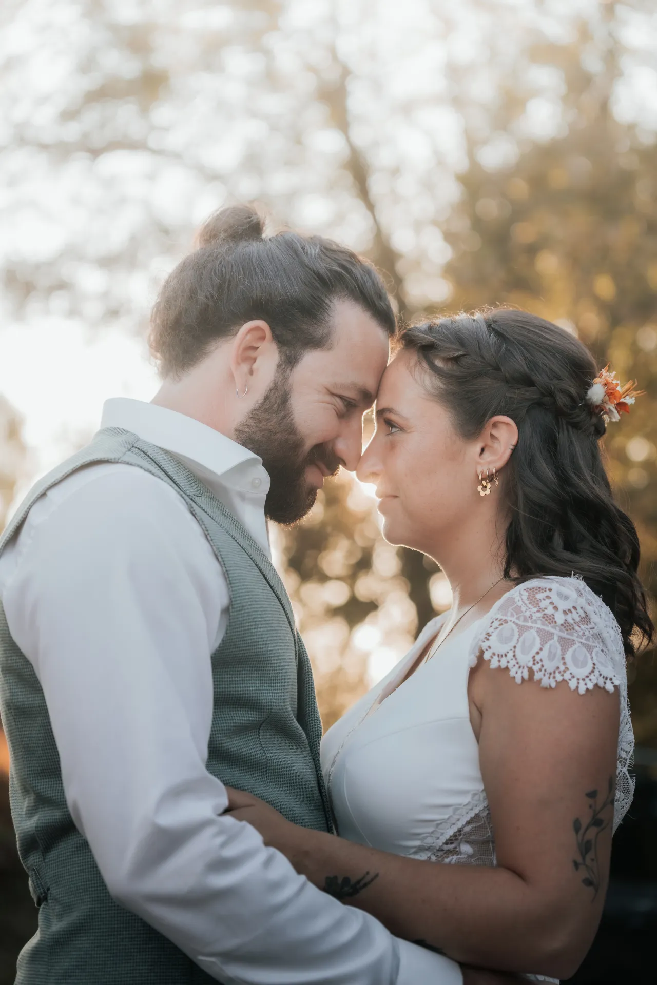 Couple de mariés enlacés au coucher du soleil à la Villa des 7 Moulins à Lescar, cadre idéal pour des photos de mariage