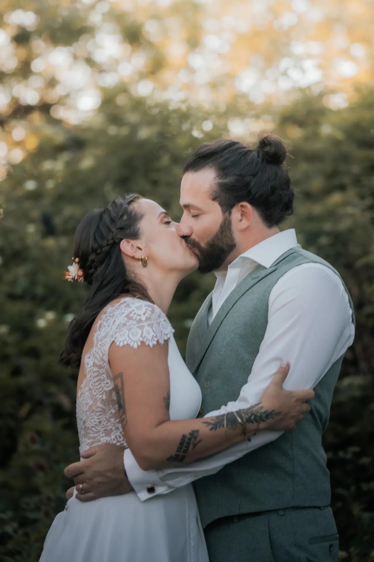 Mariés s’embrassant dans le jardin de la Villa des 7 Moulins à Lescar, cadre lumineux idéal pour des photos de mariage