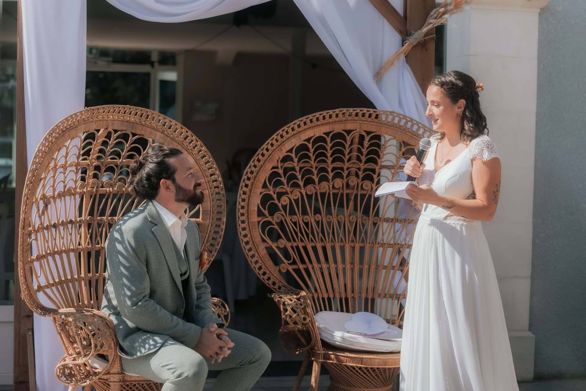 Mariage à la Villa des 7 Moulins à Lescar : mariée au micro face au marié, dans un décor lumineux et élégant