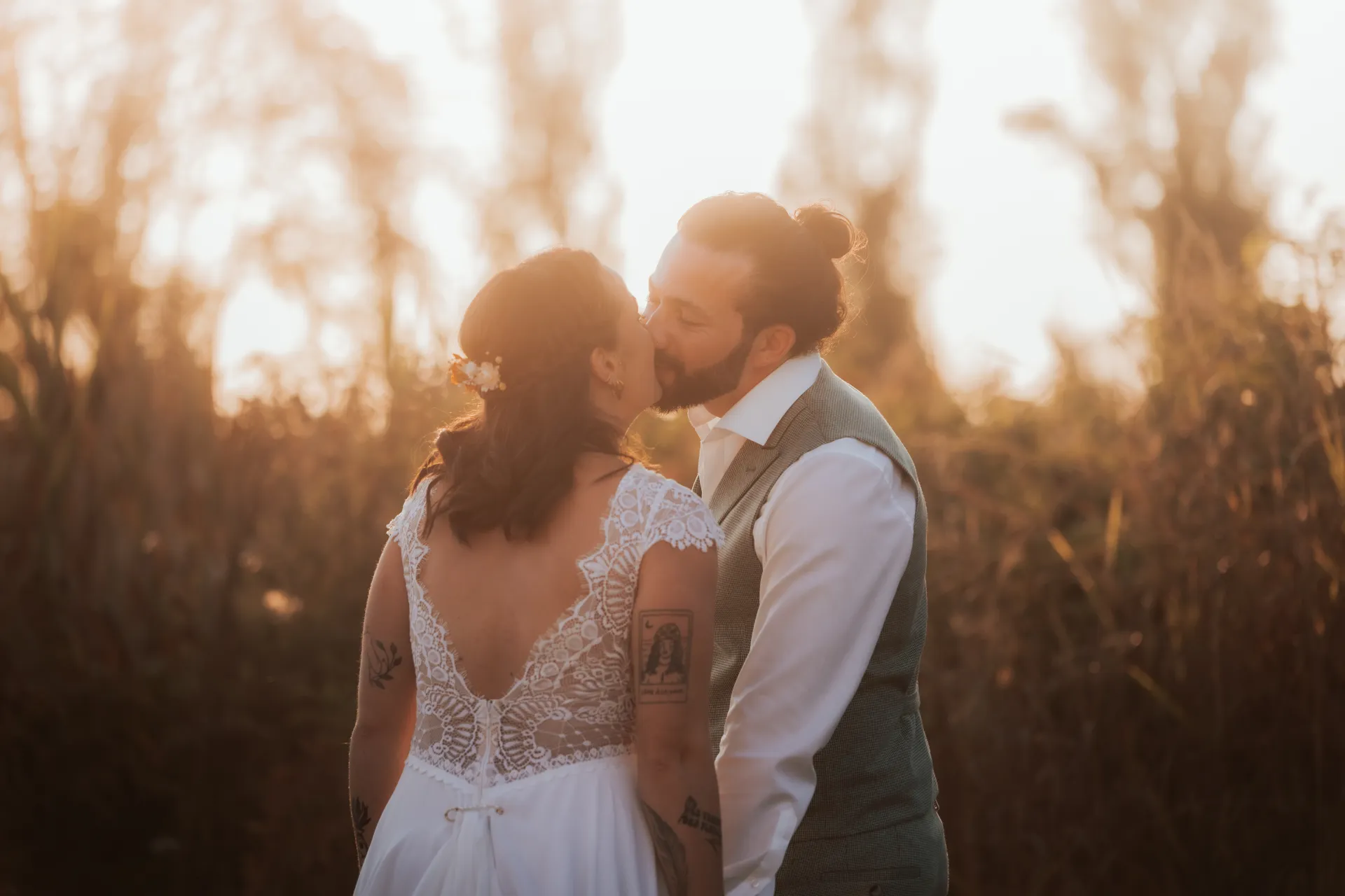 Mariés s’embrassant au coucher du soleil à la Villa des 7 Moulins à Lescar, dans un cadre idéal pour des photos de mariage