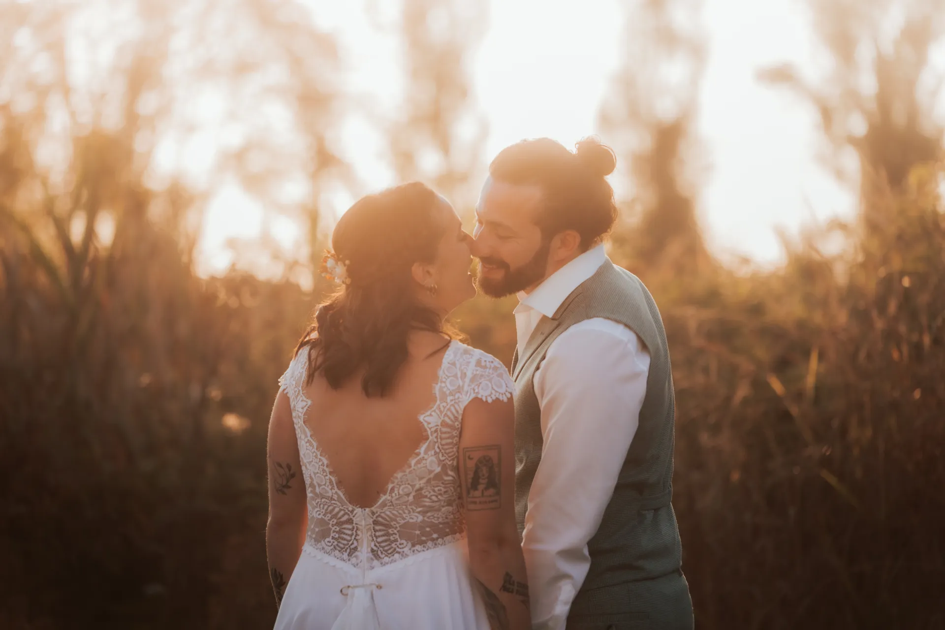 Couple de mariés s’embrassant au coucher du soleil à la Villa des 7 Moulins à Lescar, dans un cadre idéal pour photos de mariage