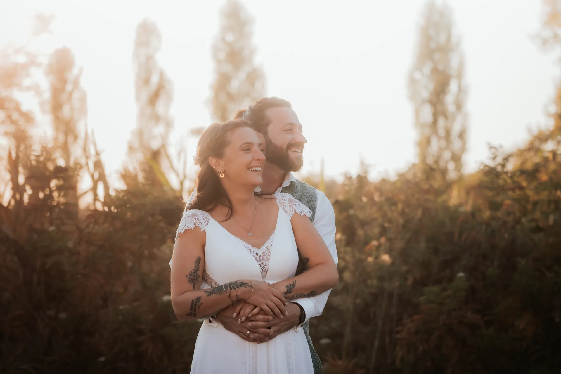 Mariés enlacés au coucher du soleil à la Villa des 7 Moulins à Lescar, cadre idéal pour des photos de mariage lumineuses