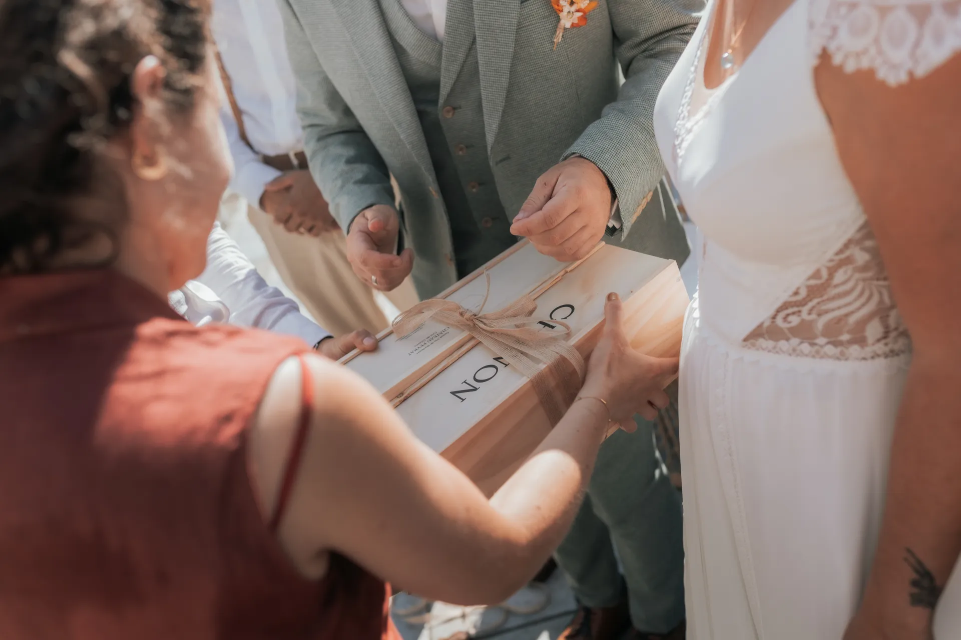 Mariés ouvrant une caisse de vin lors du mariage à la Villa des 7 Moulins à Lescar, un moment convivial en lumière naturelle