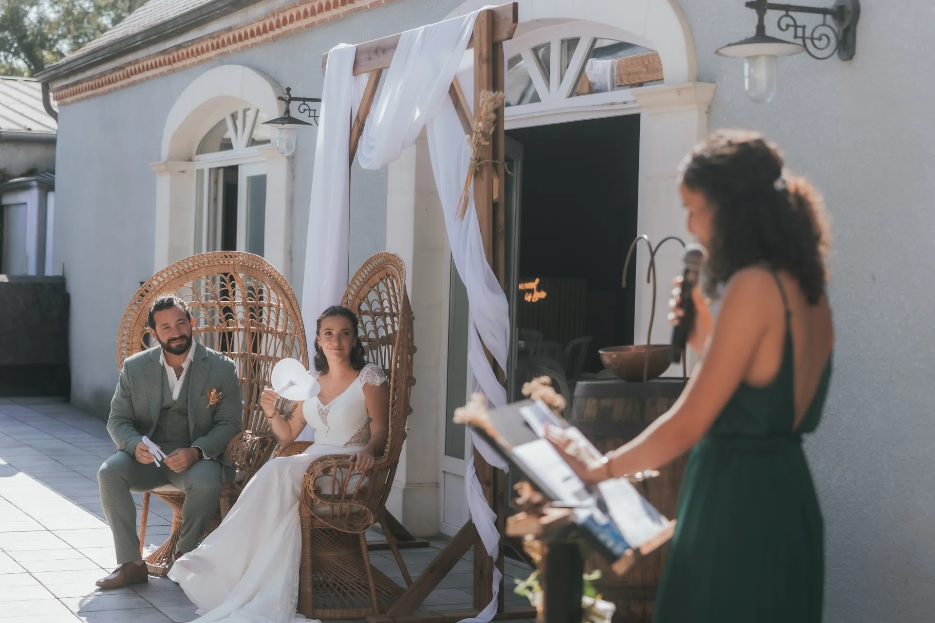 Mariés en cérémonie laïque à la Villa des 7 Moulins à Lescar, sur une terrasse lumineuse au décor élégant