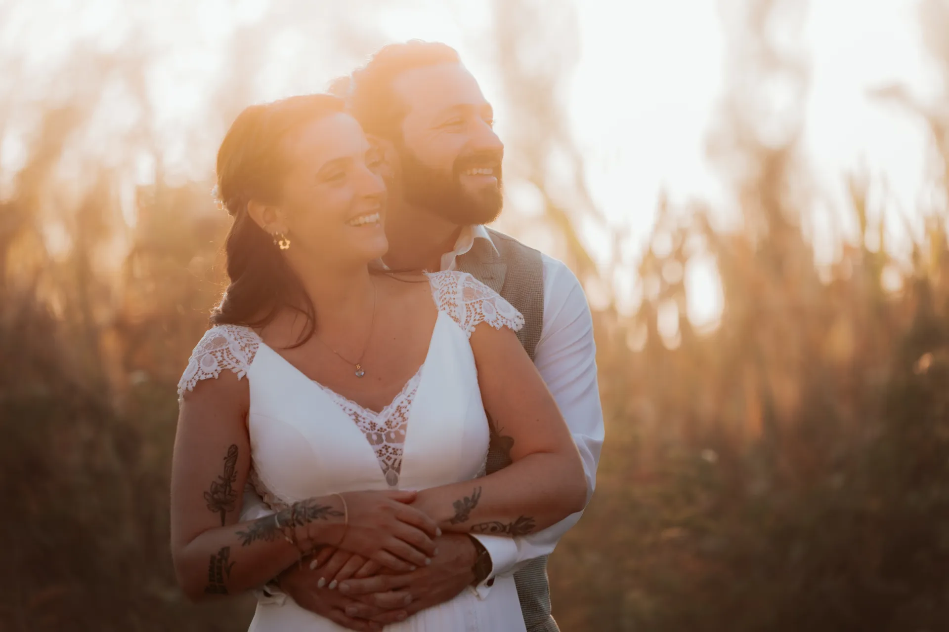 Couple de mariés enlacés au coucher du soleil à la Villa des 7 Moulins à Lescar, dans un cadre lumineux idéal pour des photos de mariage