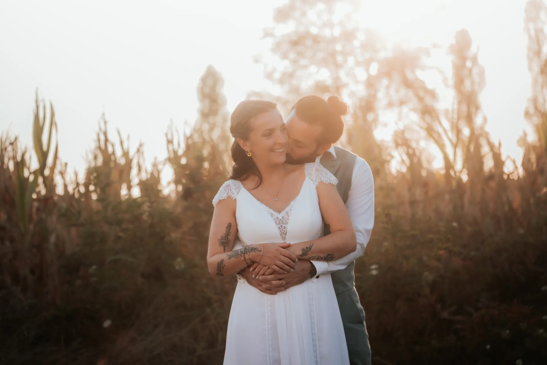 Couple de mariés enlacé au coucher du soleil à la Villa des 7 Moulins à Lescar, cadre idéal pour des photos de mariage lumineuses