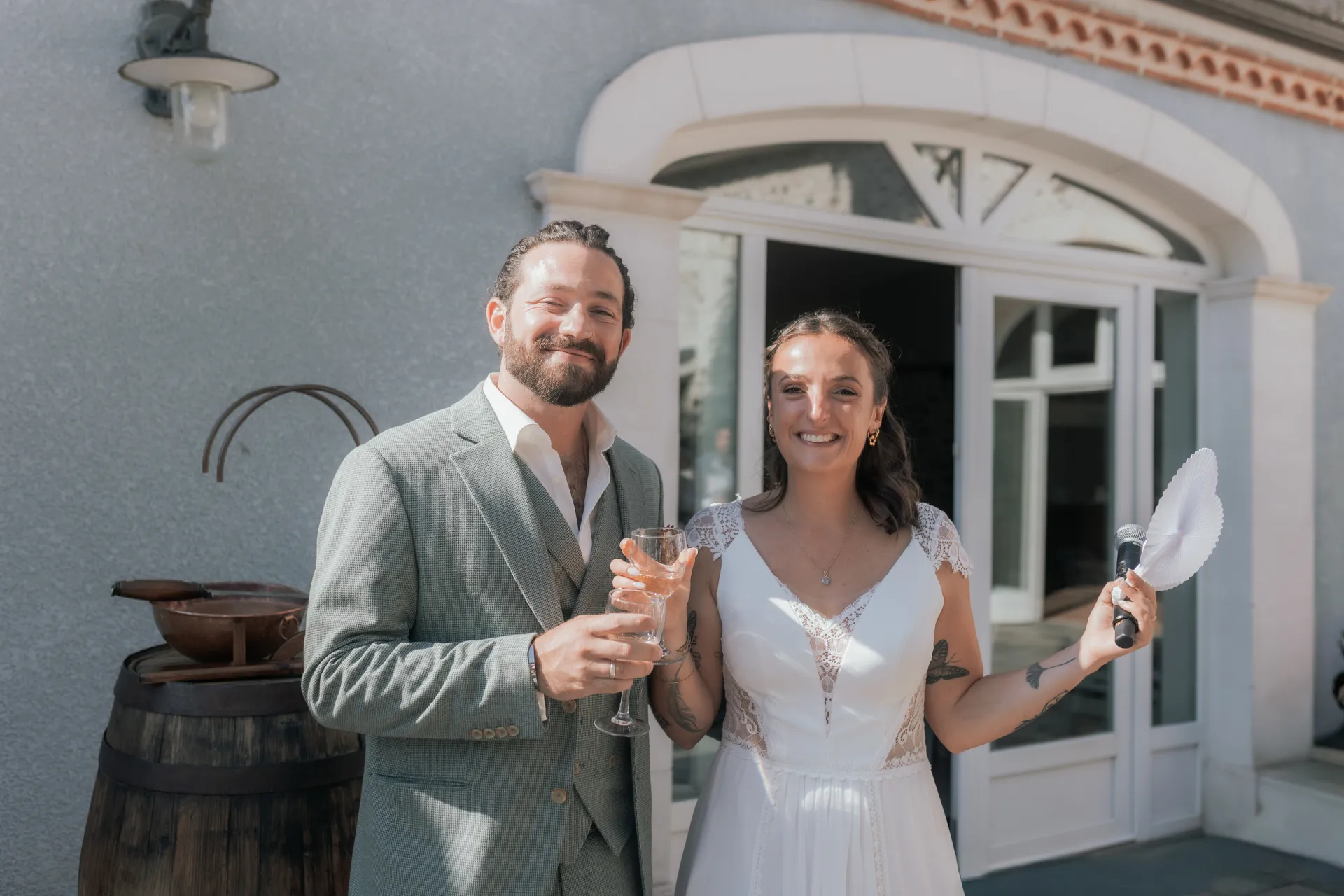 Mariés souriants devant la Villa des 7 Moulins à Lescar, lieu de mariage lumineux idéal pour de belles photos