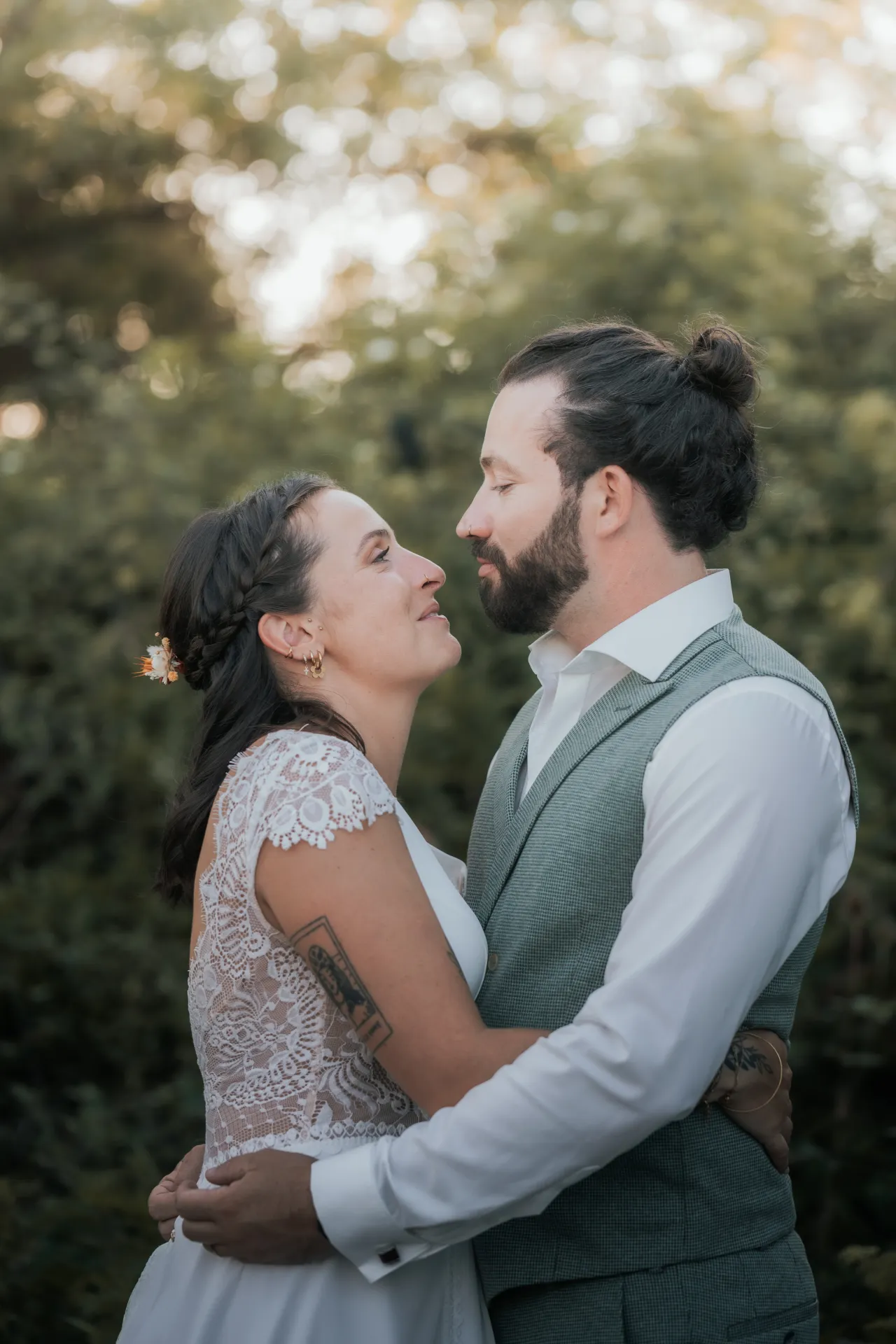 Couple de mariés enlacés en extérieur à la Villa des 7 Moulins à Lescar, dans une lumière douce idéale pour des photos de mariage