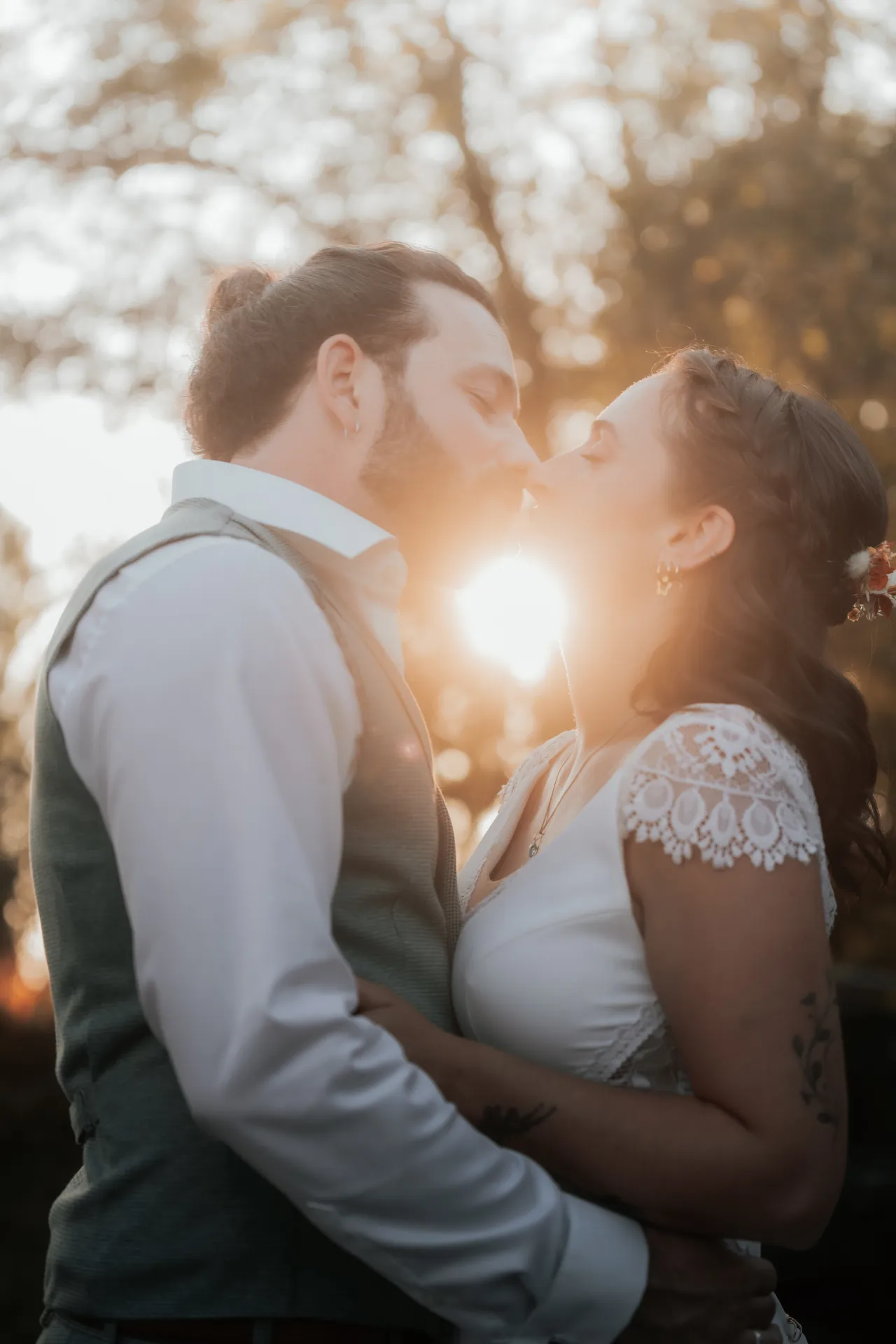 Mariés s’embrassant au coucher du soleil à la Villa des 7 Moulins à Lescar, cadre lumineux idéal pour photos de mariage