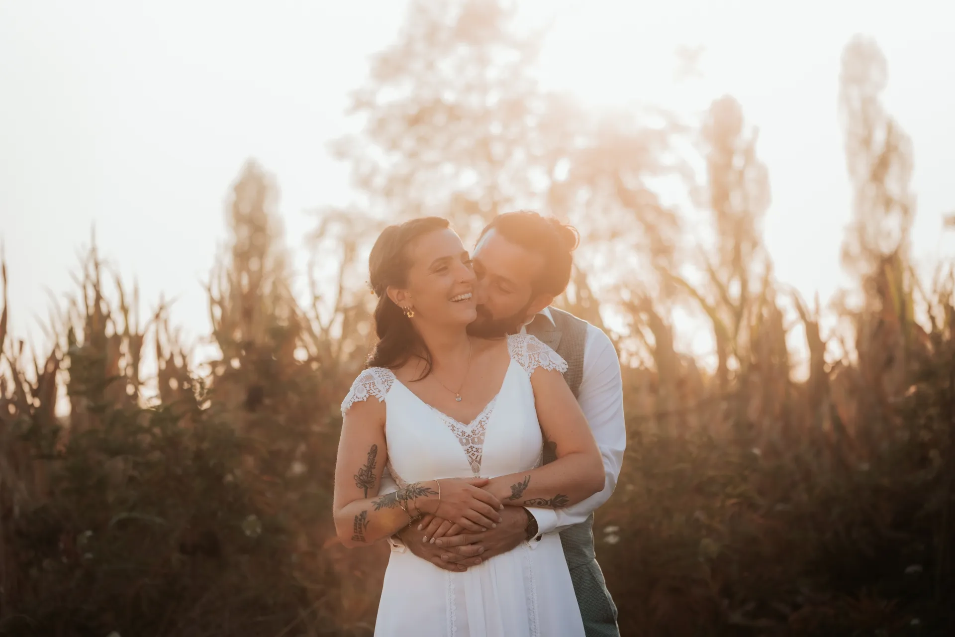 Mariés enlacés au coucher du soleil à la Villa des 7 Moulins à Lescar, cadre lumineux idéal pour des photos de mariage