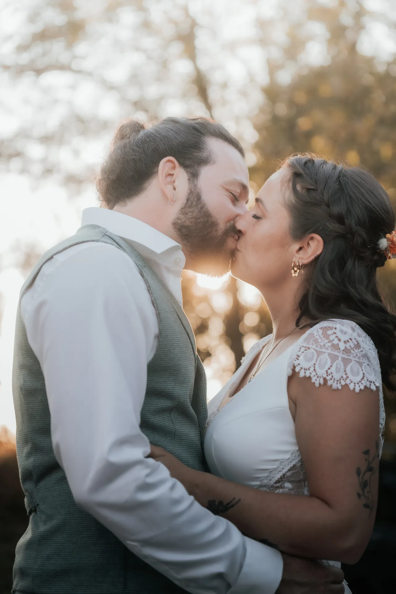 Mariés s’embrassant en lumière dorée à la Villa des 7 Moulins à Lescar, cadre idéal pour des photos de mariage romantiques