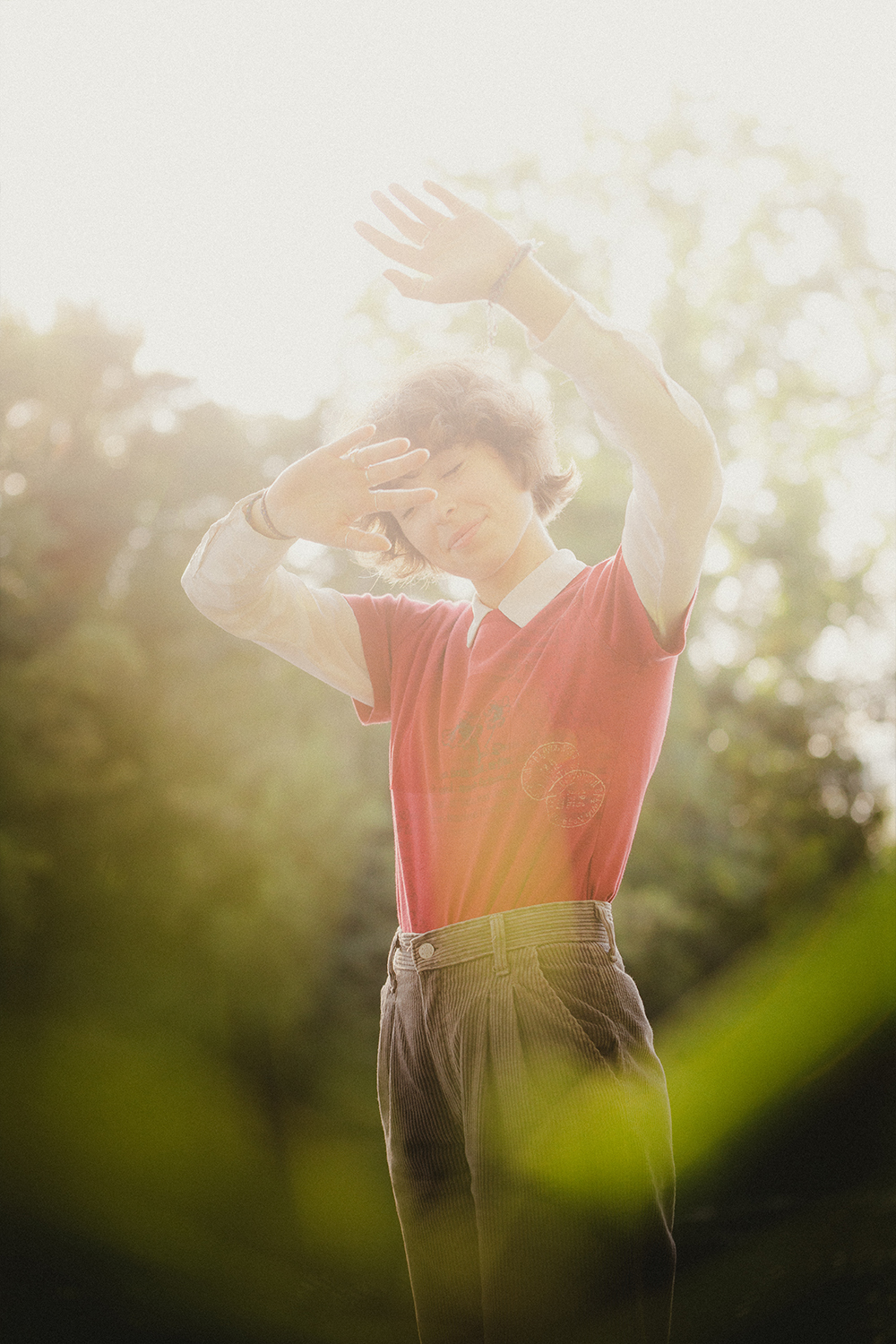 Portrait en contre-jour avec flou d’avant-plan, idéal pour comprendre l’effet d’un objectif photo et de l’ouverture
