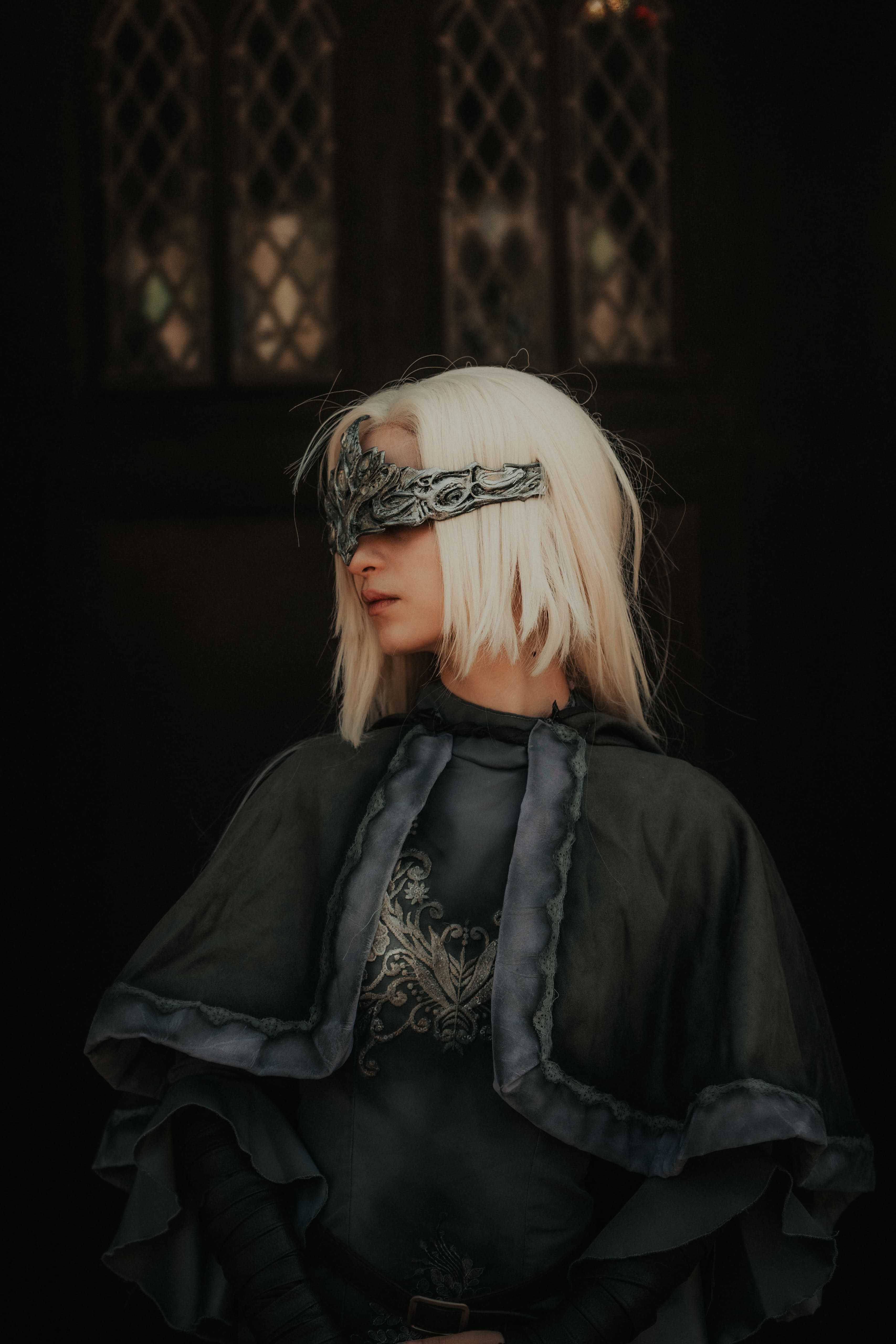 Portrait à grande ouverture avec arrière-plan flou, costume fantasy et sujet net en lumière douce