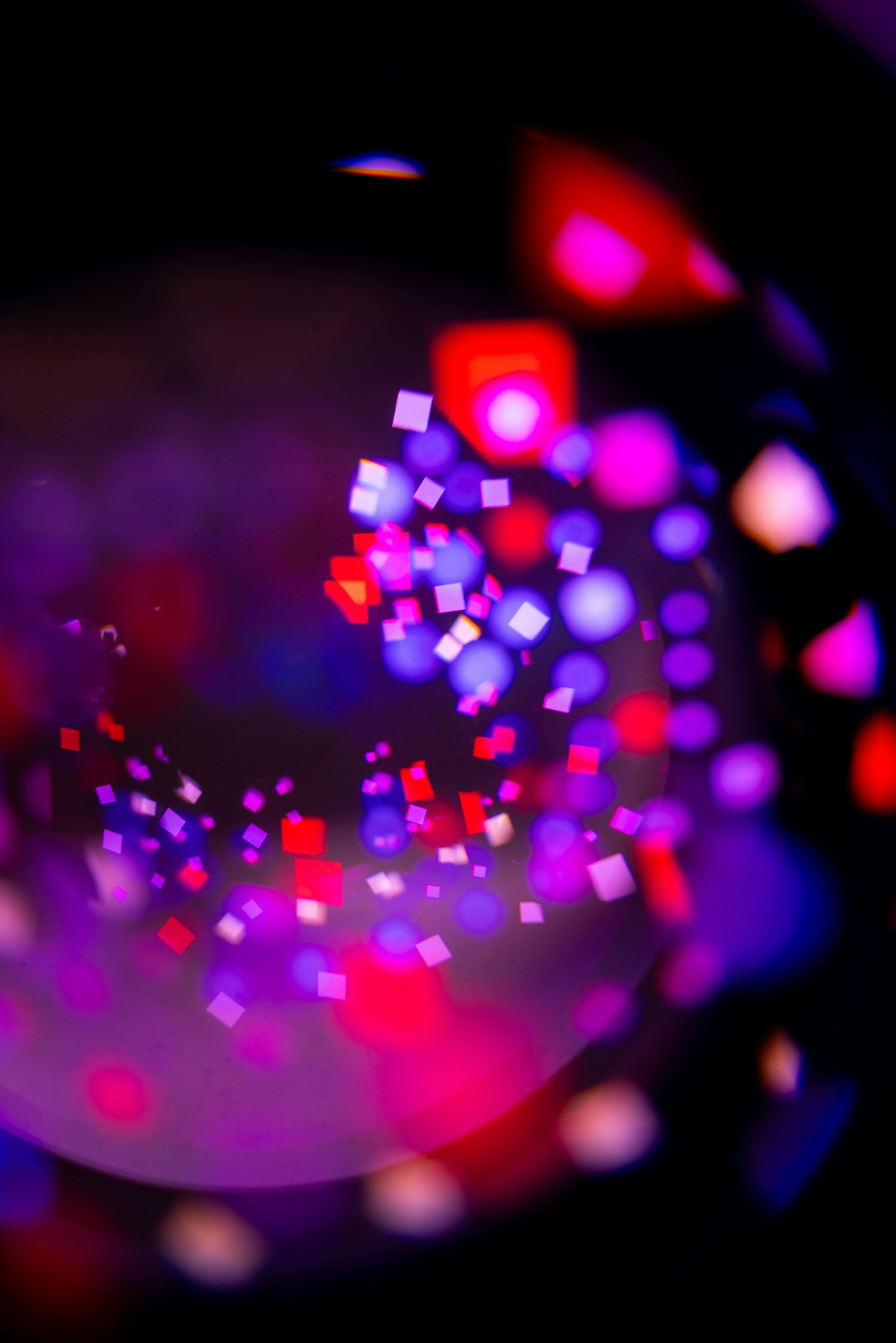 Effet de flou d’arrière-plan en photographie avec bokeh coloré violet, rose et rouge pour comprendre l’ouverture