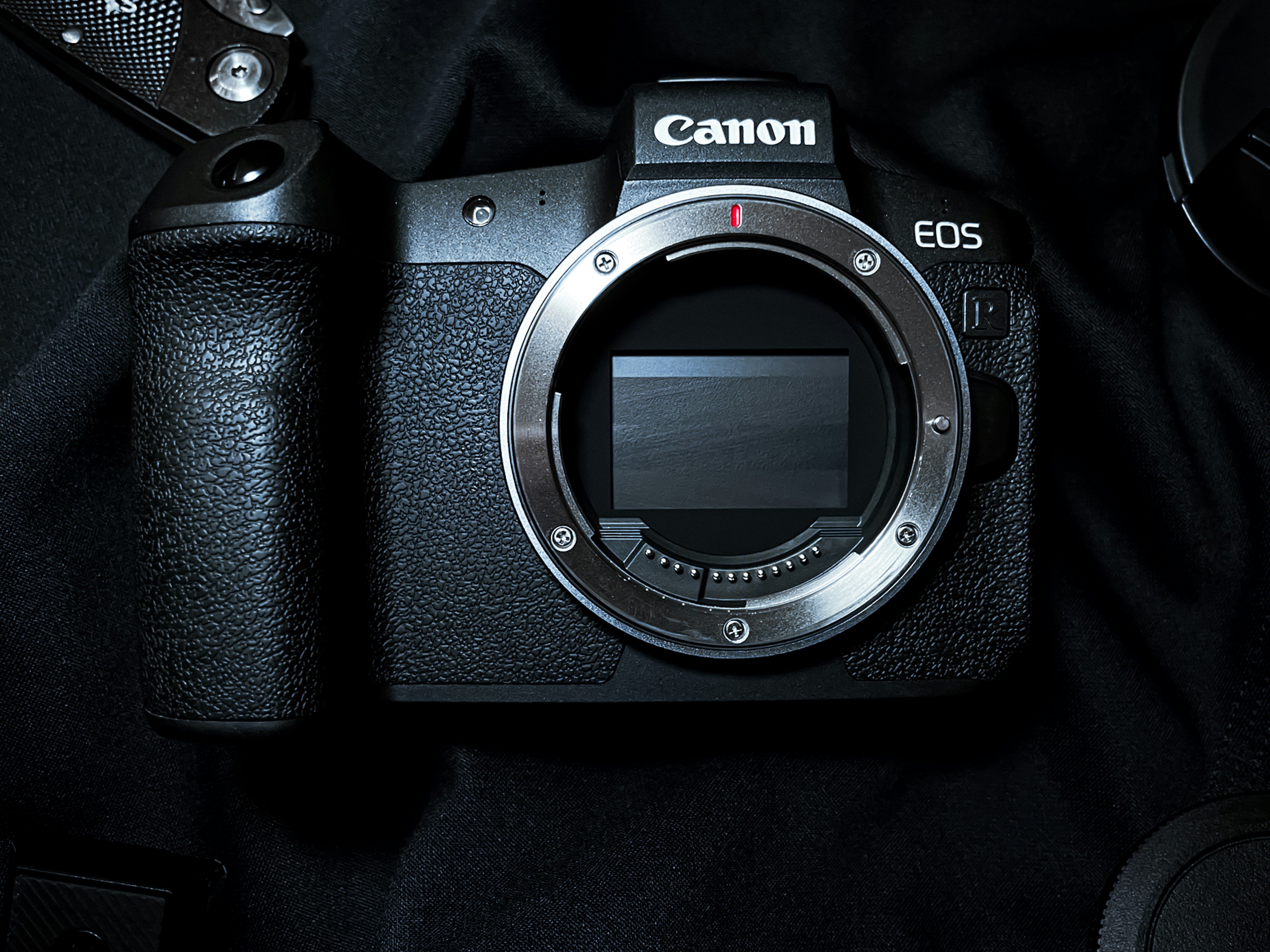 Boîtier Canon EOS hybride sans objectif, idéal pour comparer les appareils photo numériques avant achat
