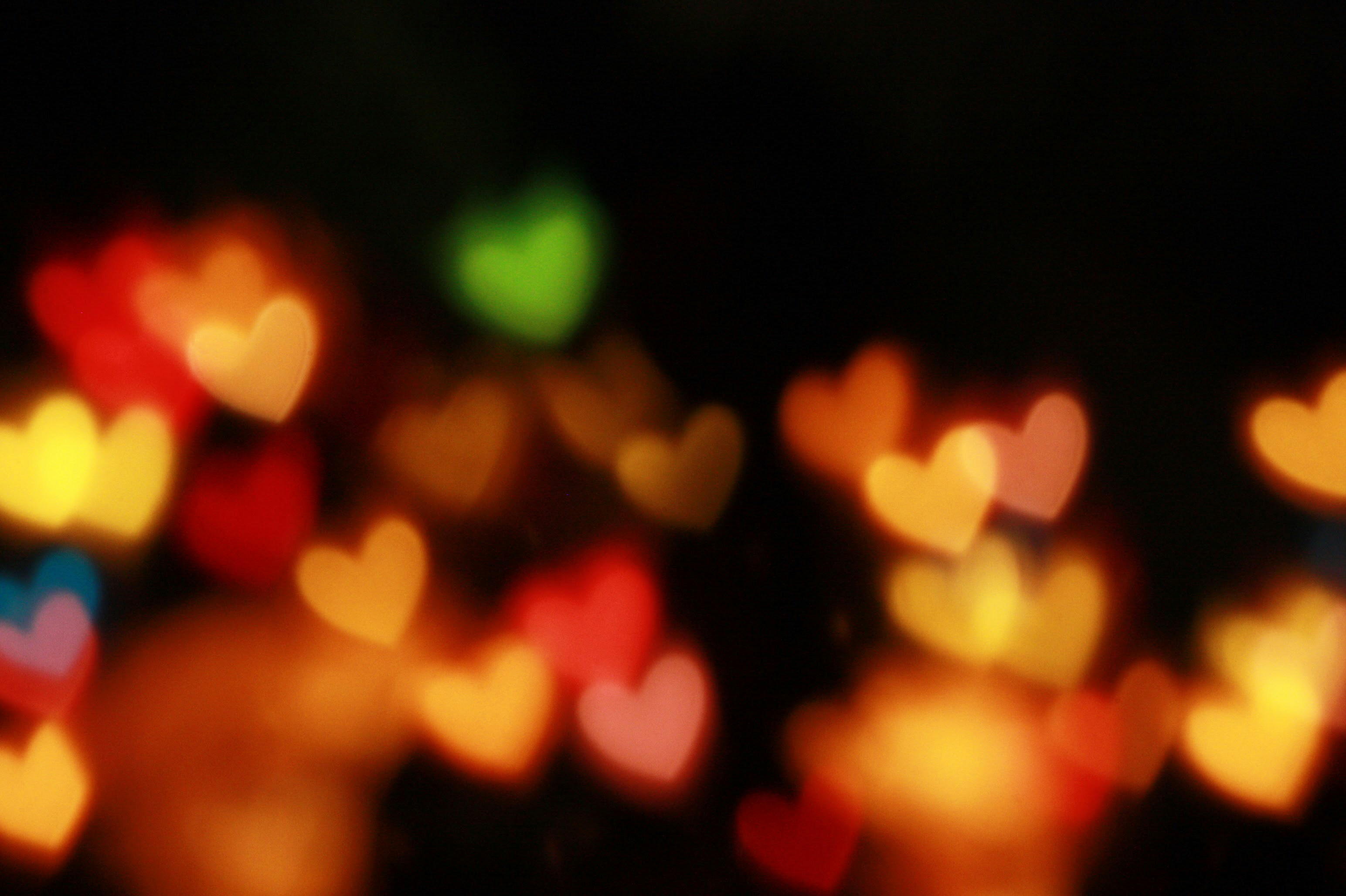 Effet bokeh en cœurs colorés illustrant l’ouverture en photographie et le flou d’arrière-plan