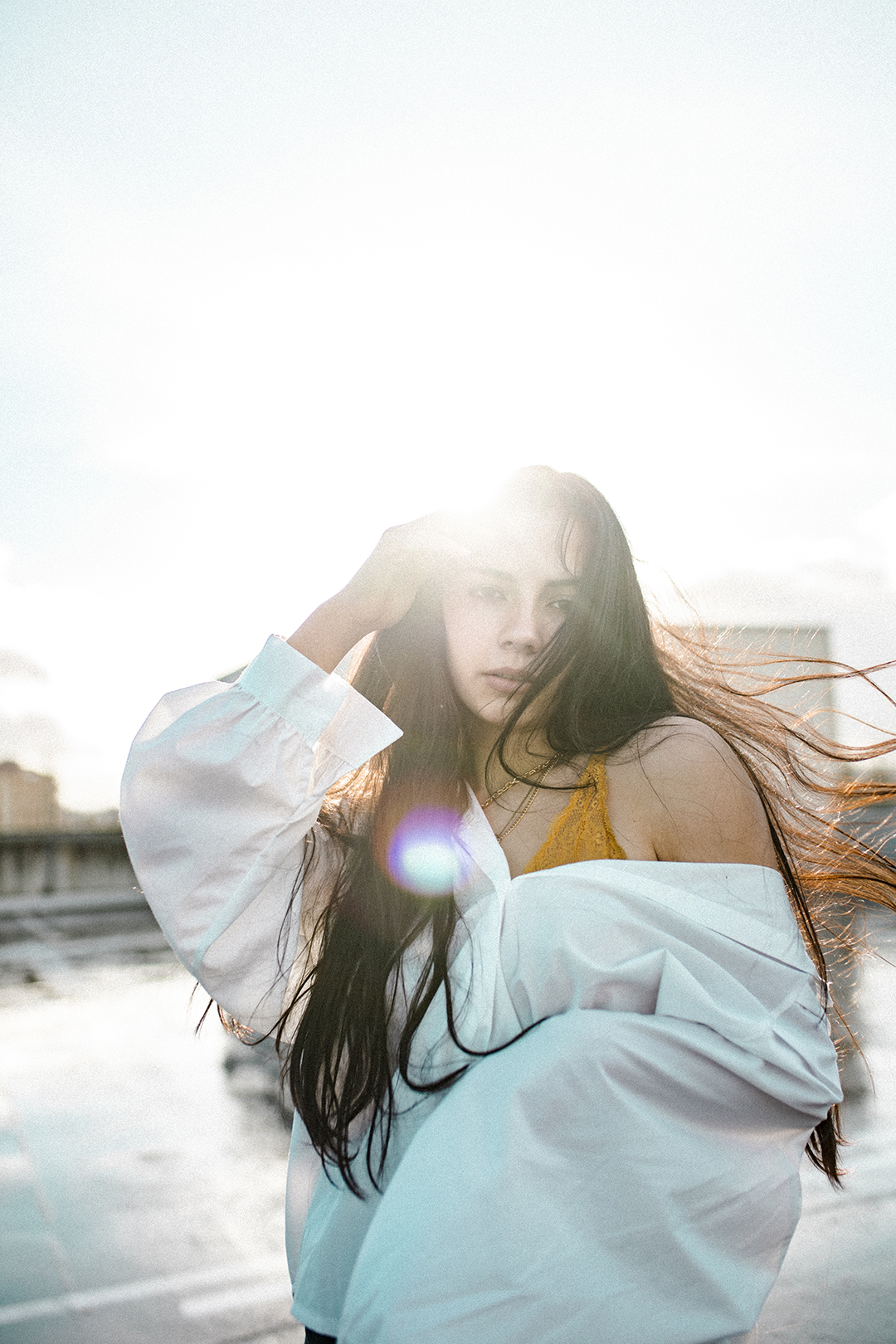 Portrait en contre-jour avec flare lumineux