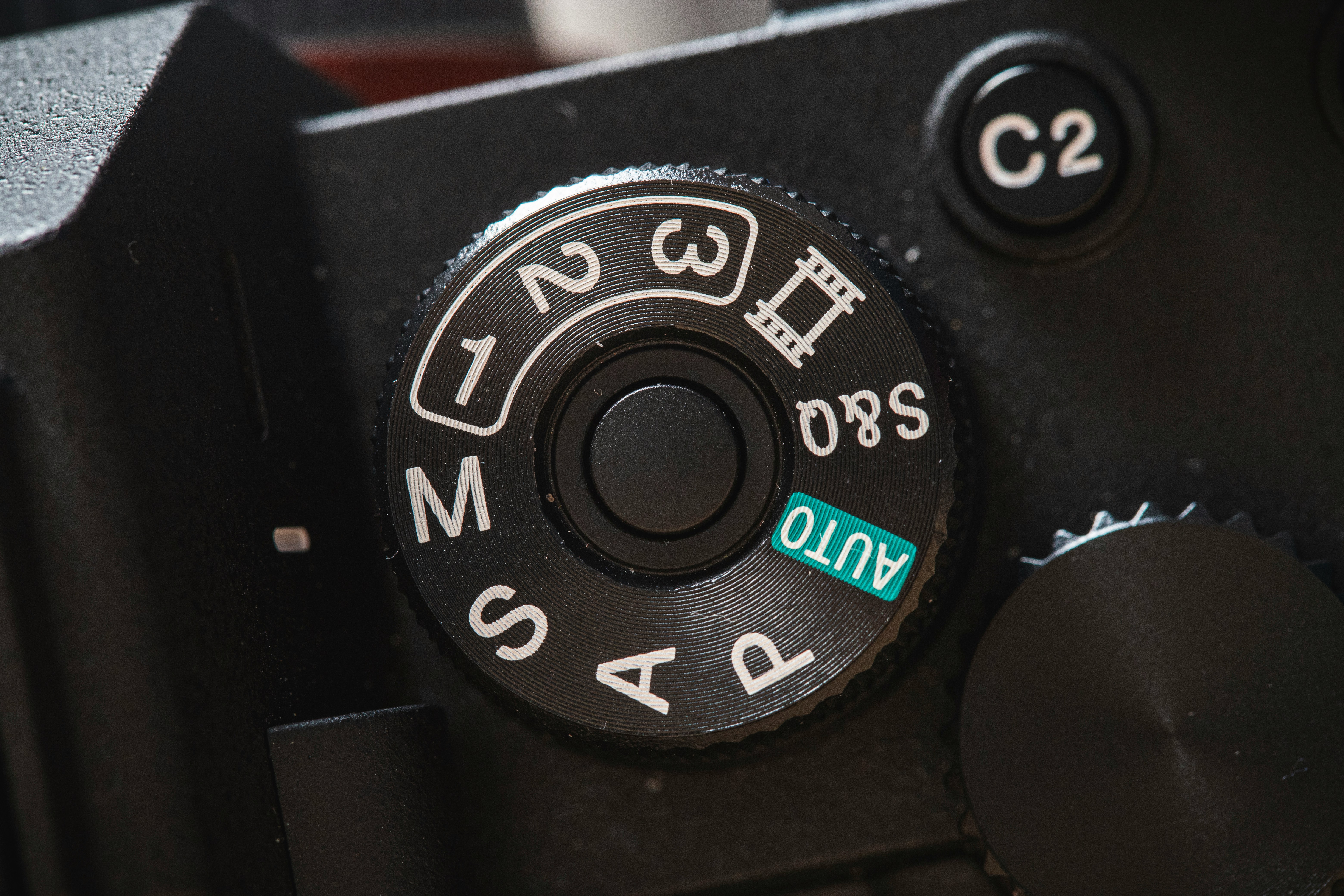 Molette de réglages d’un appareil photo numérique avec modes auto, manuel et priorité, pour comprendre bien choisir son boîtier