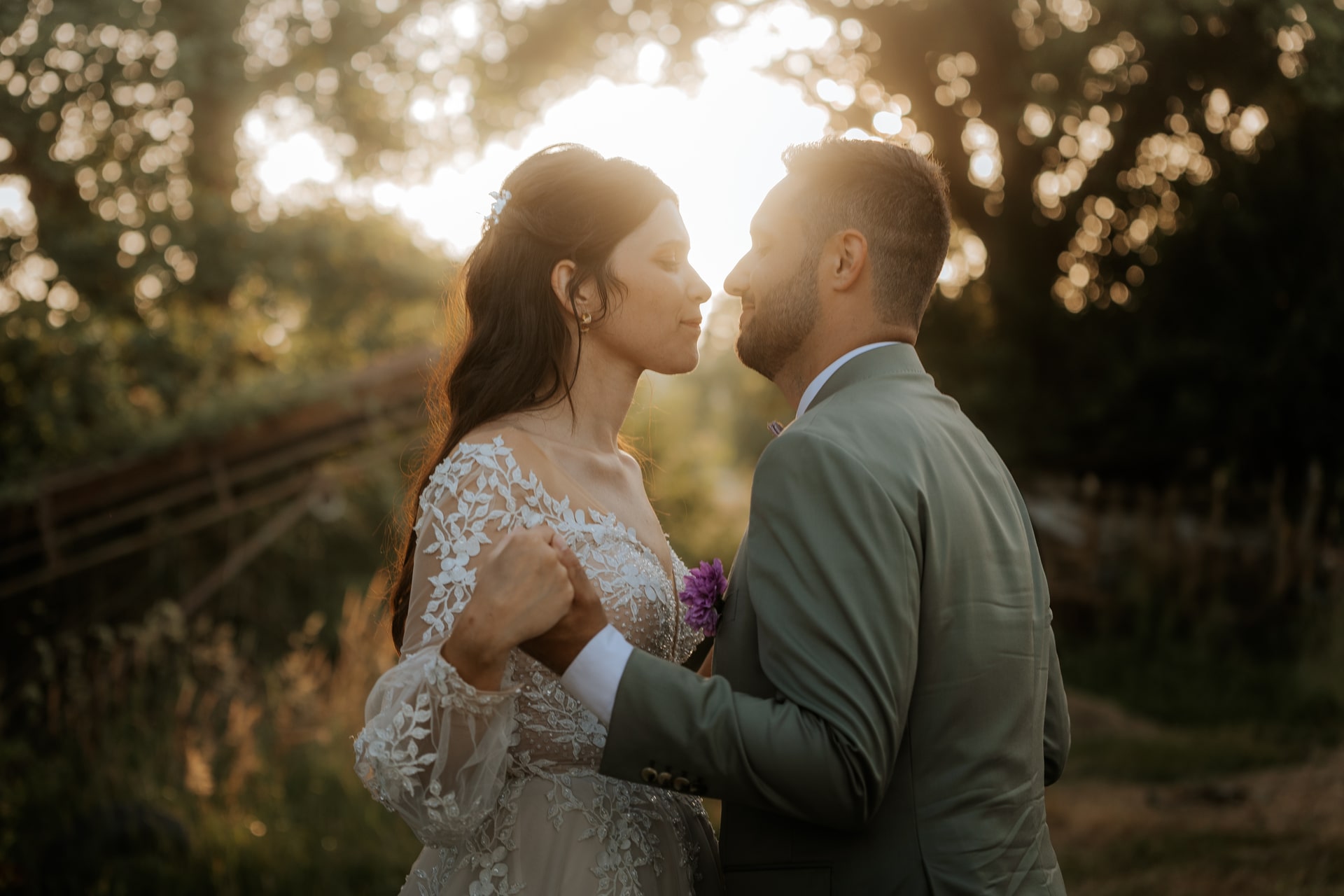 Mariés se regardant tendrement au coucher du soleil, entourés de verdure, lors d'un mariage au Domaine de Bourdale-Dufau.