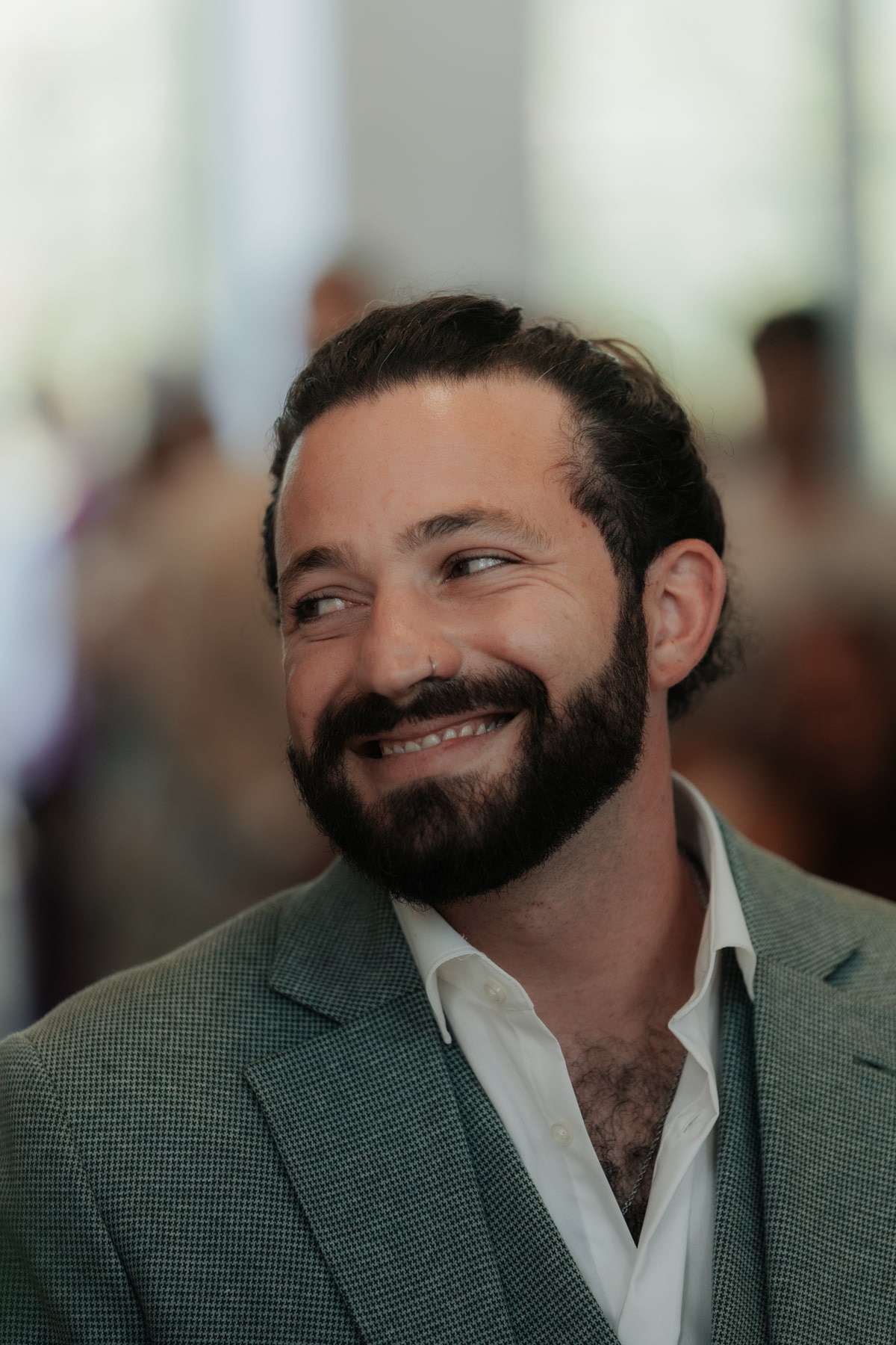 Un homme souriant, en costume, lors d’un mariage à la Villa des 7 Moulins, capturé le 23/08/2025.
