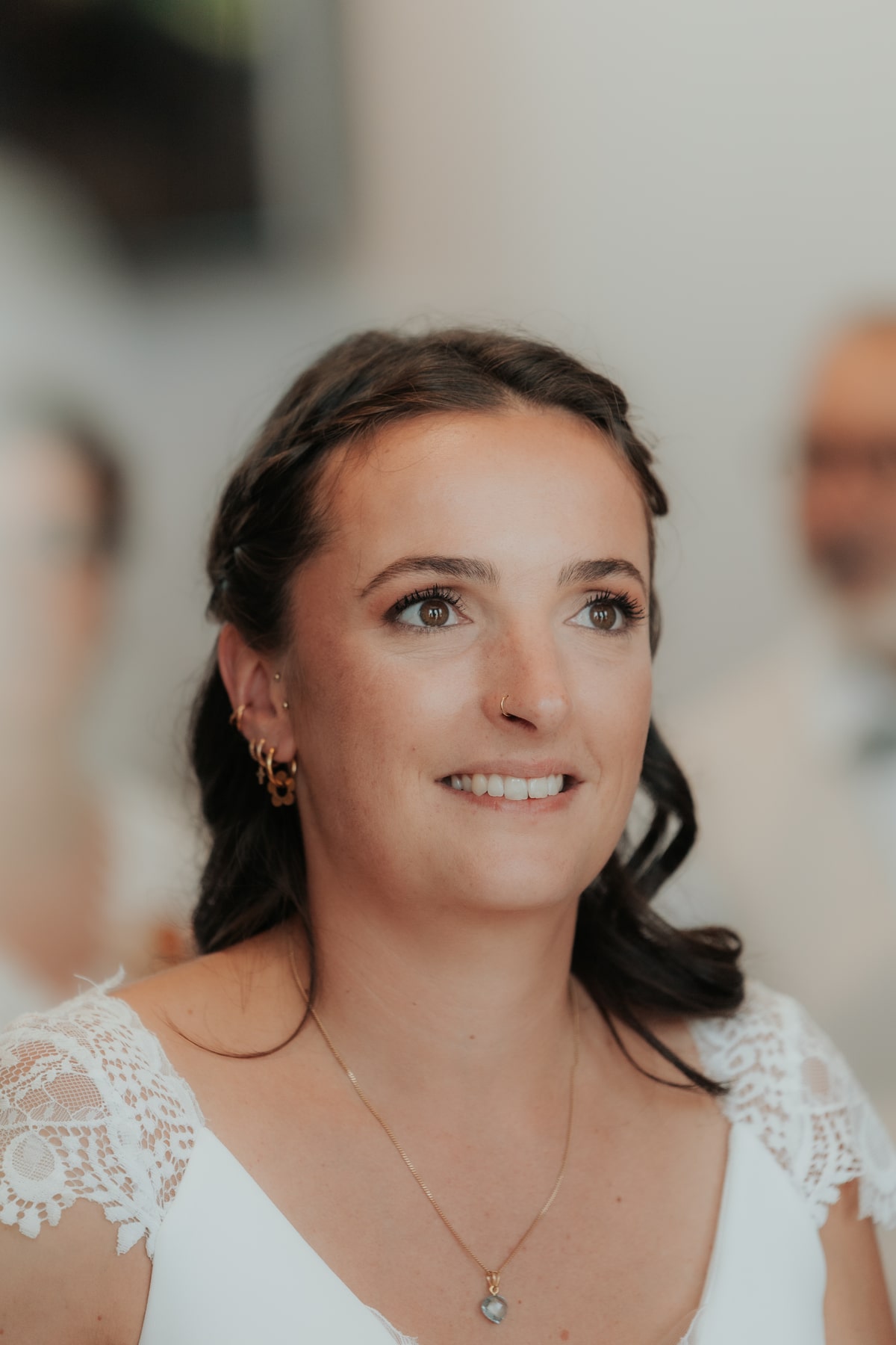 Mariée souriante, regard serein lors d’un mariage à la Villa des 7 Moulins, le 23 août 2025.