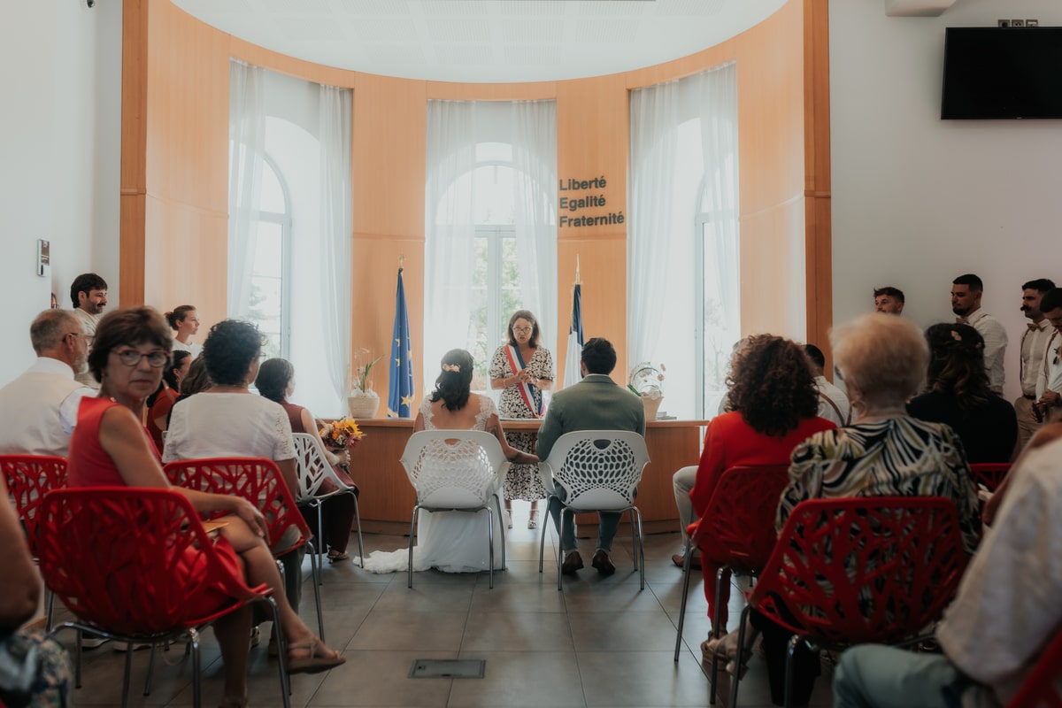 Cérémonie de mariage civile à la Villa des 7 Moulins, avec les mariés assis devant l'officier d'état civil.