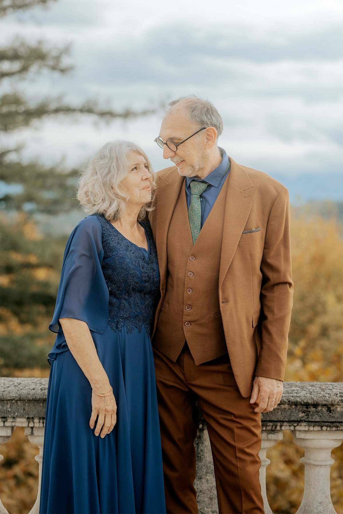 Couple amoureux lors d'une séance photo en extérieur