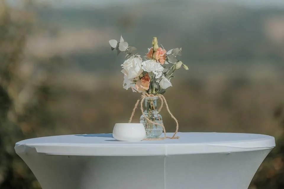 Composition florale tons pêche - Château d’Arbus Lieu de réception