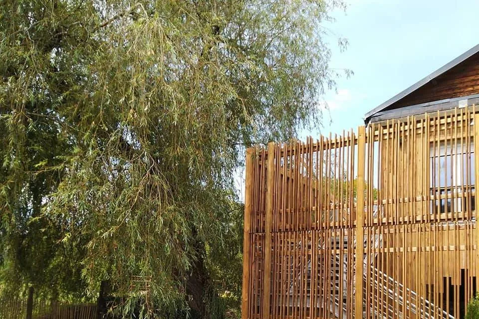 Façade est vue sur roue - Domaine Le Vieux Moulin Lieu de réception