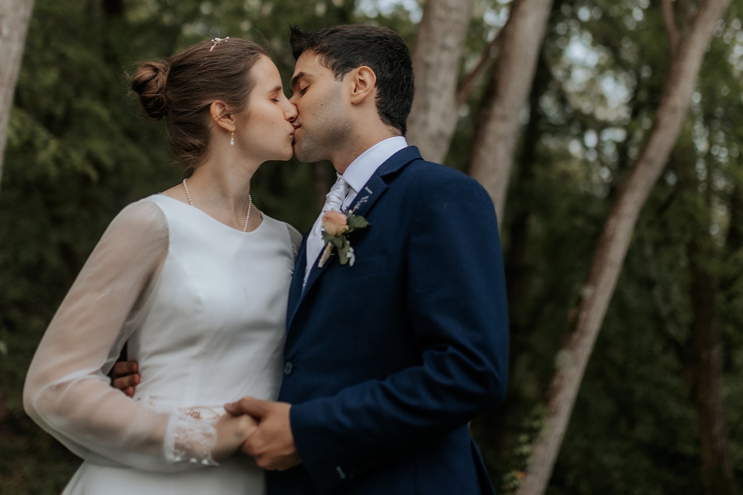 Photographie en noir et blanc du couple dans la forêt s'embrassant - Photographie mariage pau