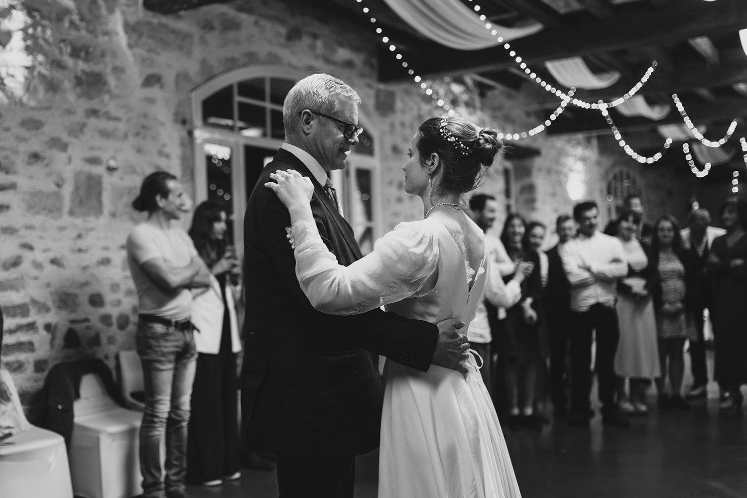 La mariée qui danse avec son papa - Photographe mariage à Pau.