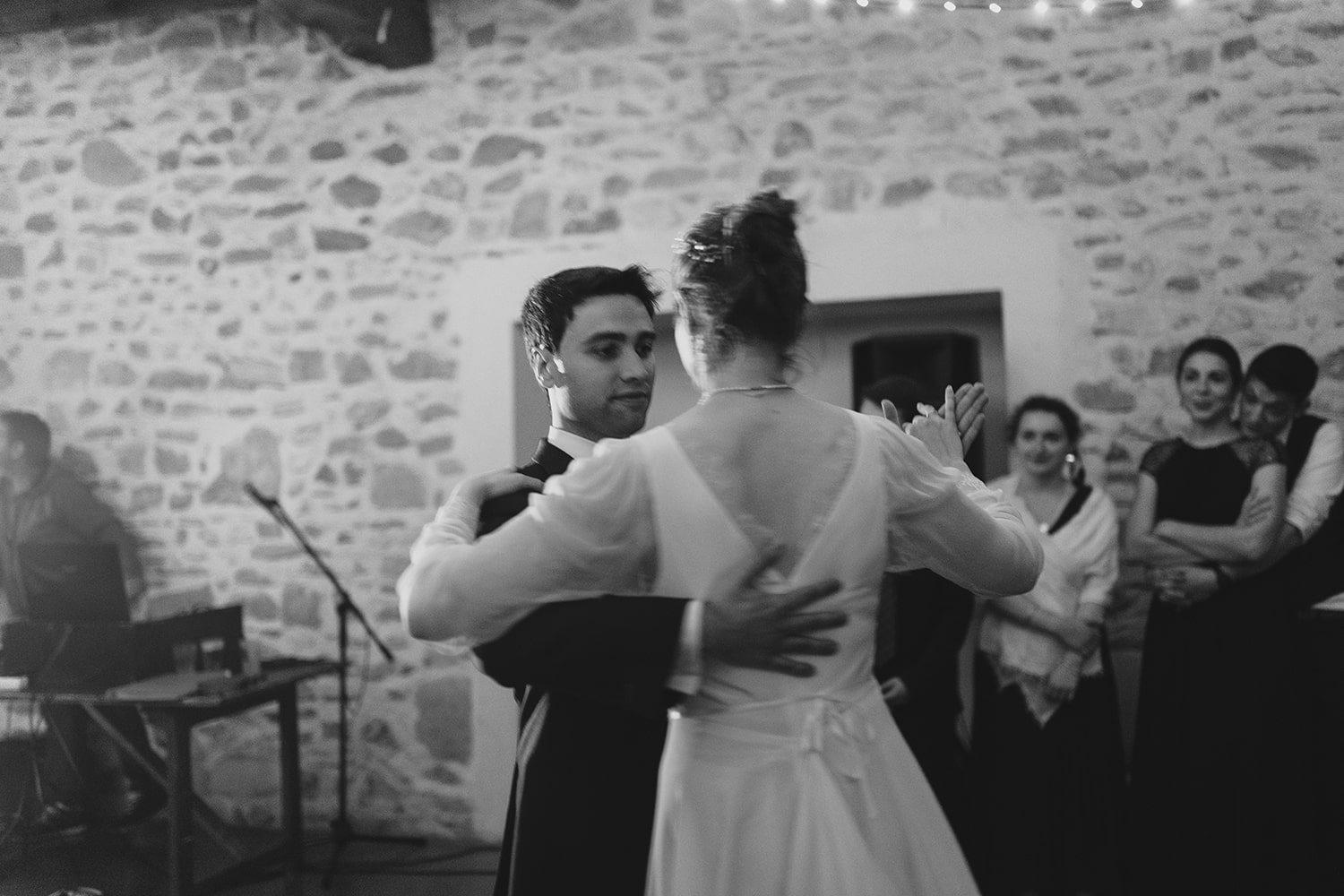 Les mariés se regardent avec amour pendant leur première danse - Photographe mariage à Pau.