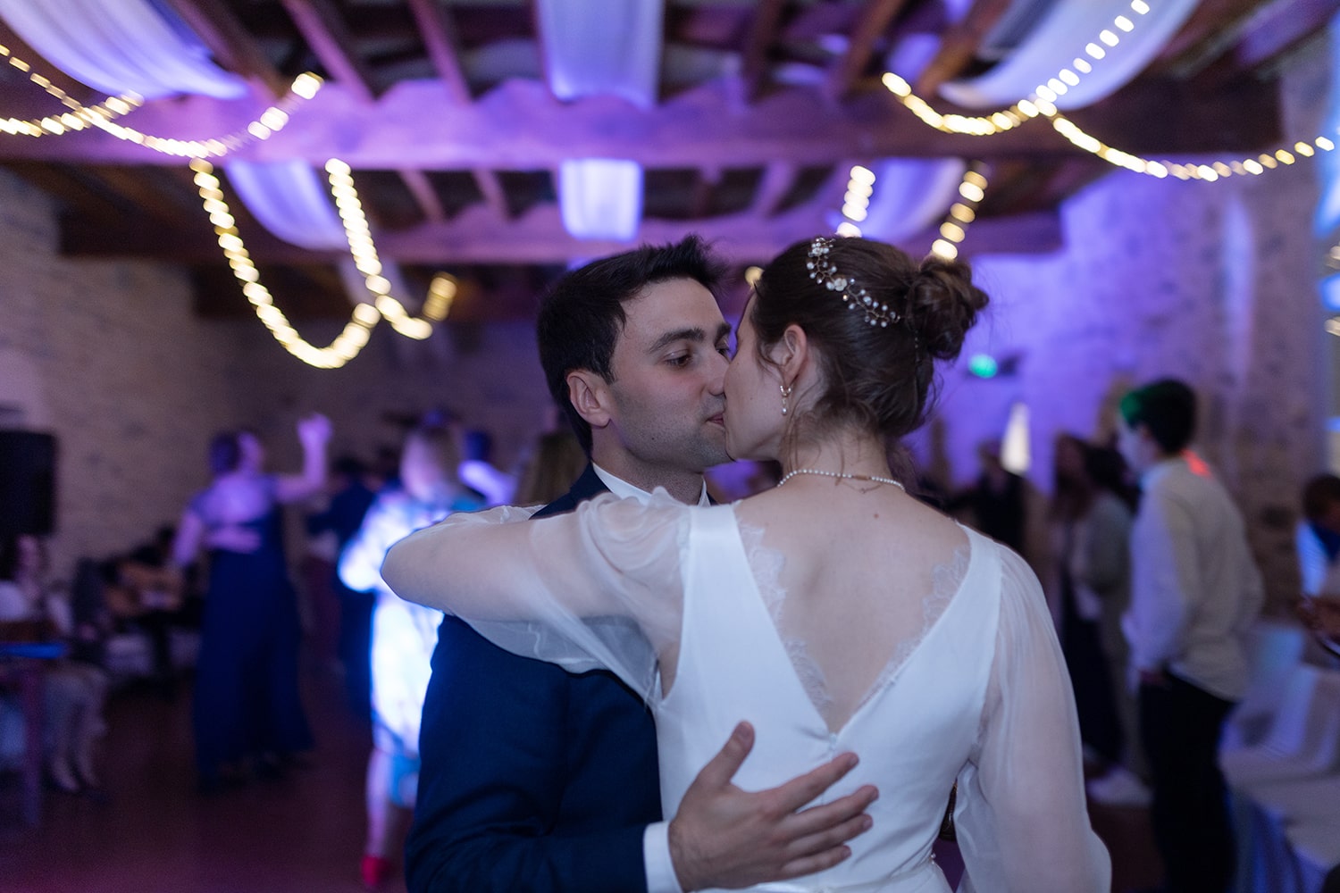 Les mariés s'embrassent pendant leur danse - Photographe mariage à Pau.