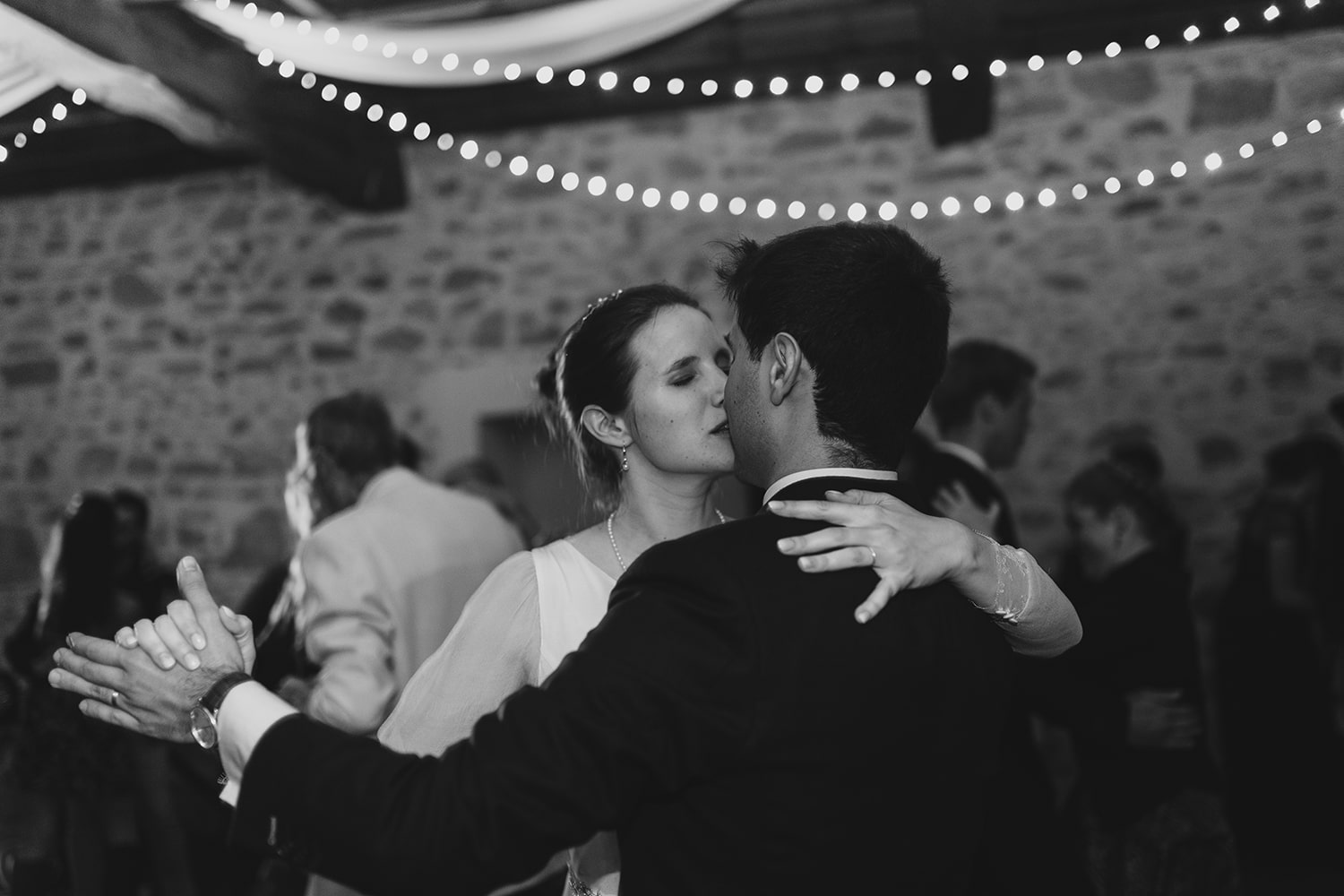 Premier baiser des nouveaux mariés pendant la première danse - Photographe mariage à Pau.
