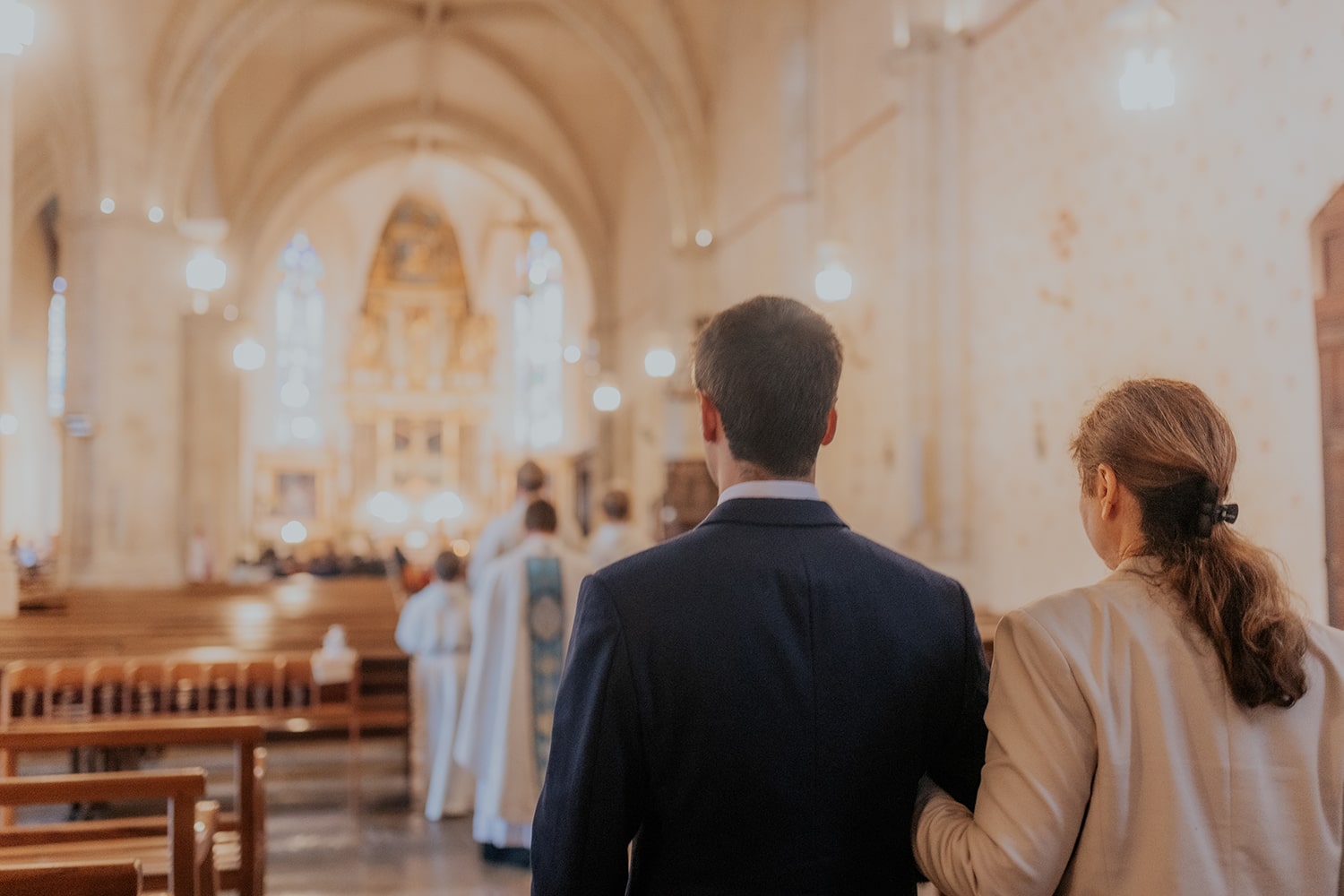 Entrée du marié dans l'église accompagné de sa maman. - Photographe mariage pau