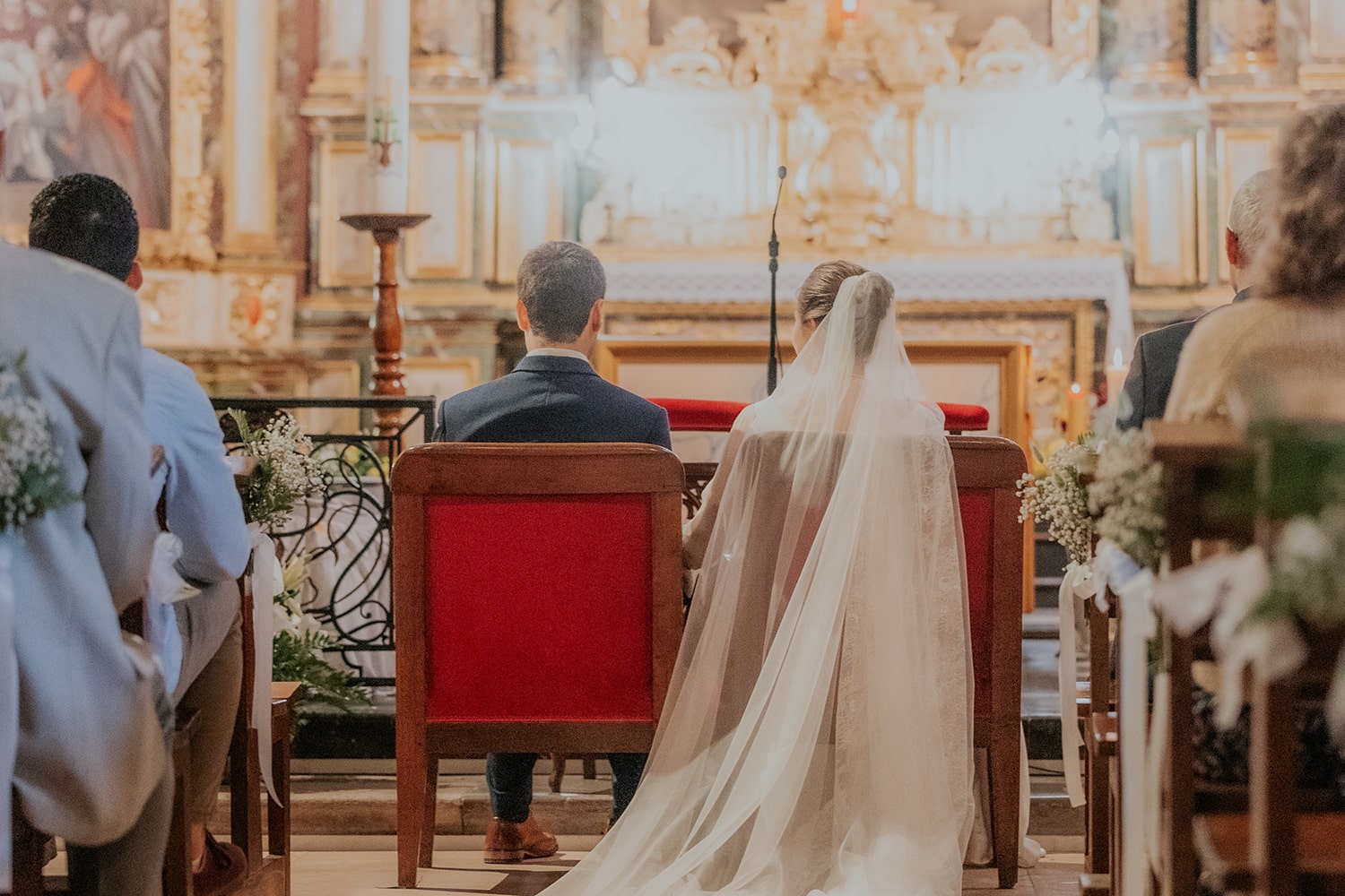 Photographie des mariés dans l'église de Monein, les Saint-Girons, avec les invités - Photographe mariage à Pau.