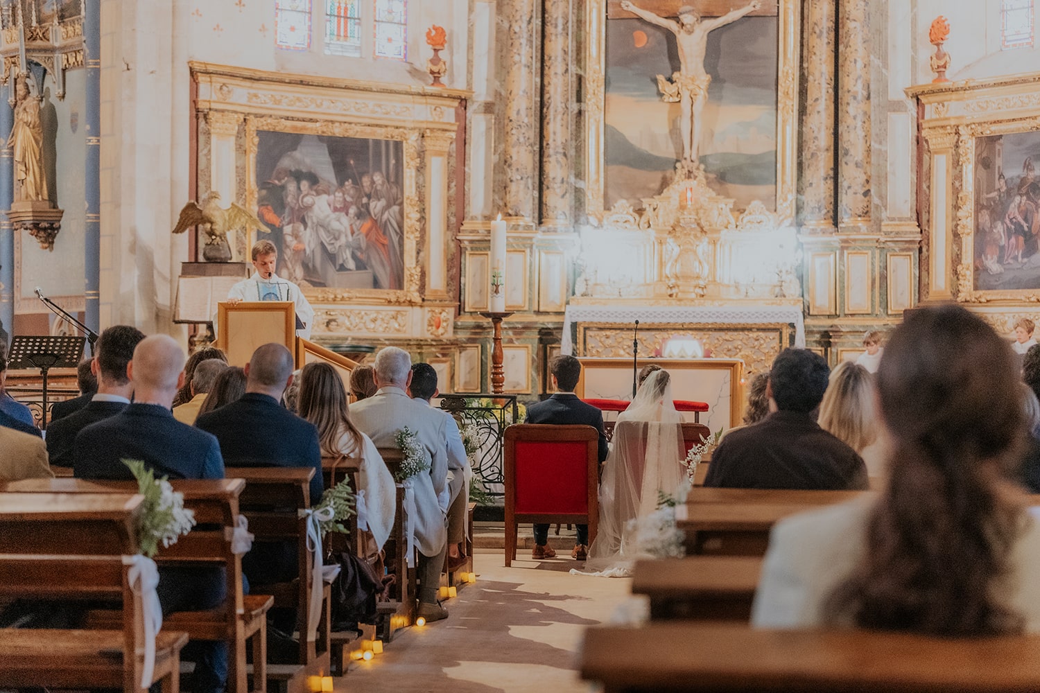 Photographie des mariés dans l'église de Monein, les Saint-Girons, avec les invités - Photographe mariage à Pau.