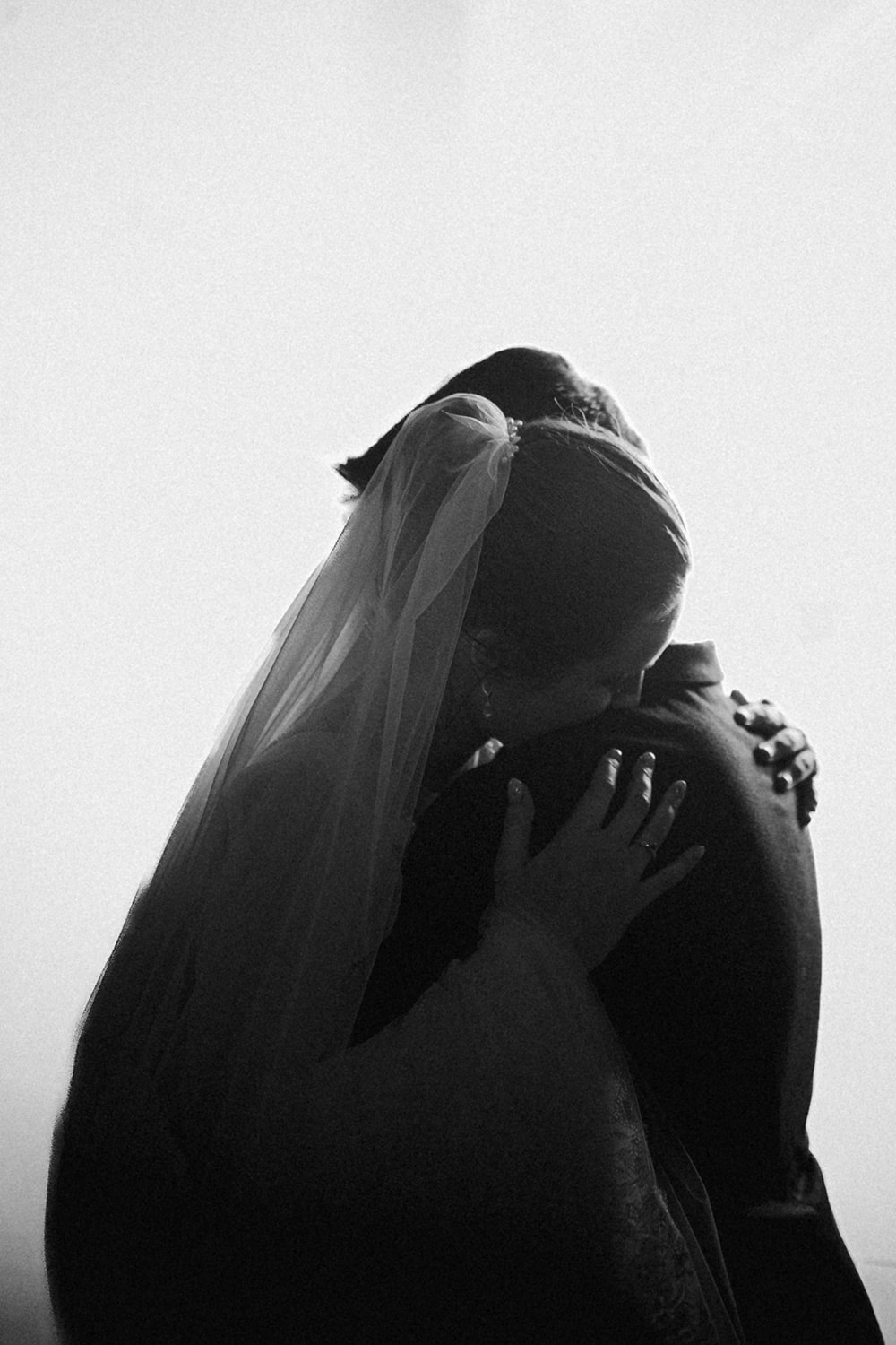Photographie en noir et blanc de la séance couple, les mariés s'enlacent avec beaucoup d'amour - Photographe mariage à Pau.